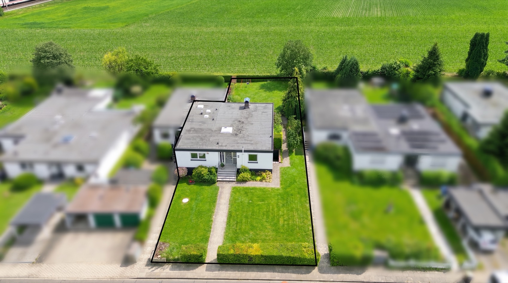 Modernes Wohnhaus mit Pool aus der Luft – Drohnenaufnahme