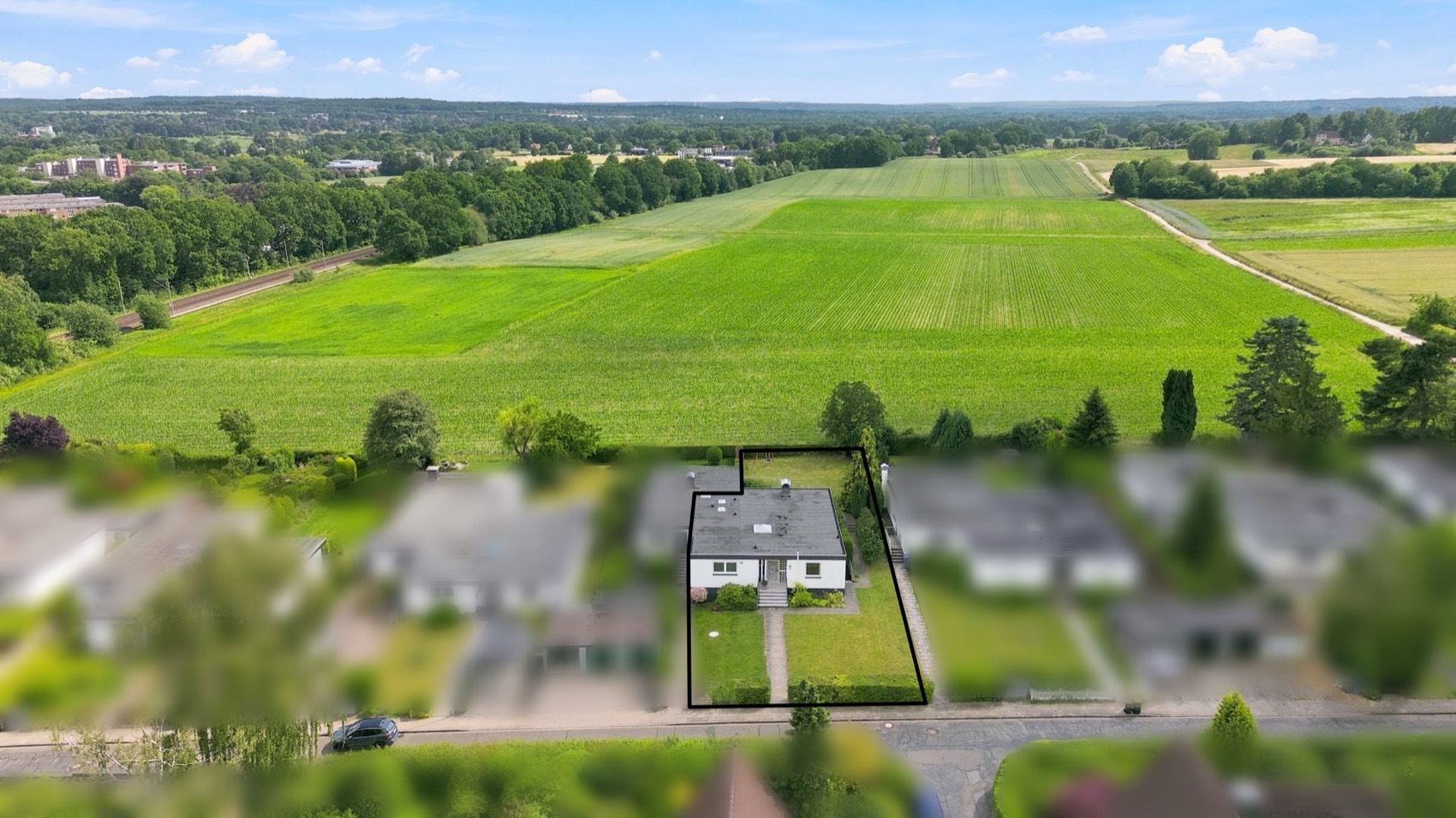 Wohnhaus mit Grundstück aus der Luft – Drohnenaufnahme