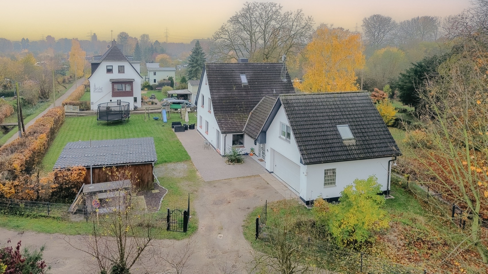 Wohnhaus in herbstlicher Morgenstimmung – Drohnenaufnahme